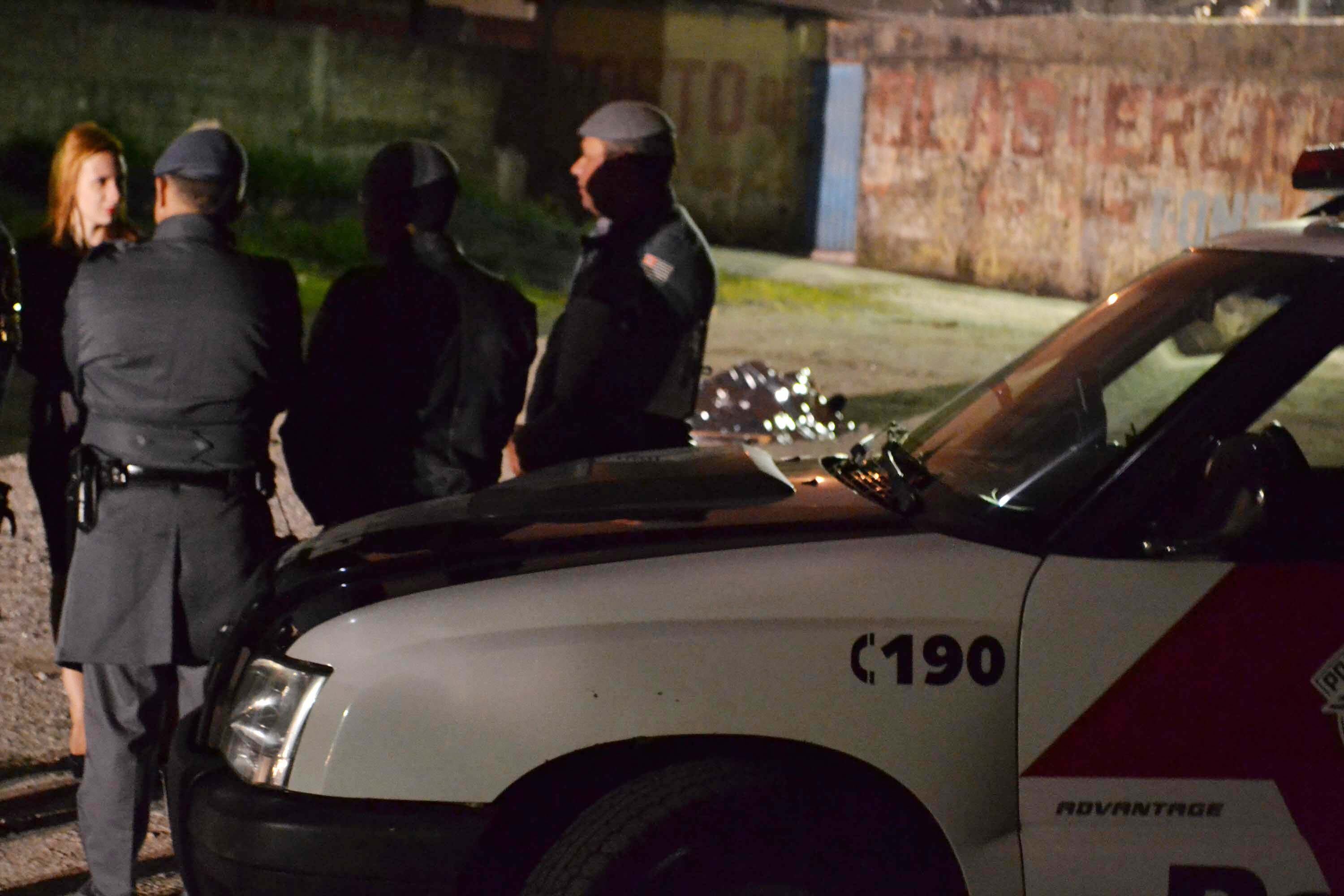 Dois suspeitos de roubar um carro foram mortos pela polícia