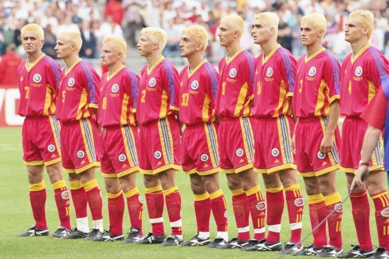 A seleção da Romênia ficou marcada em 1998 quando, já classificada para a segunda fase da competição, todos os jogadores pintaram o cabelo de loiro. Apenas o goleiro não, pois era careca