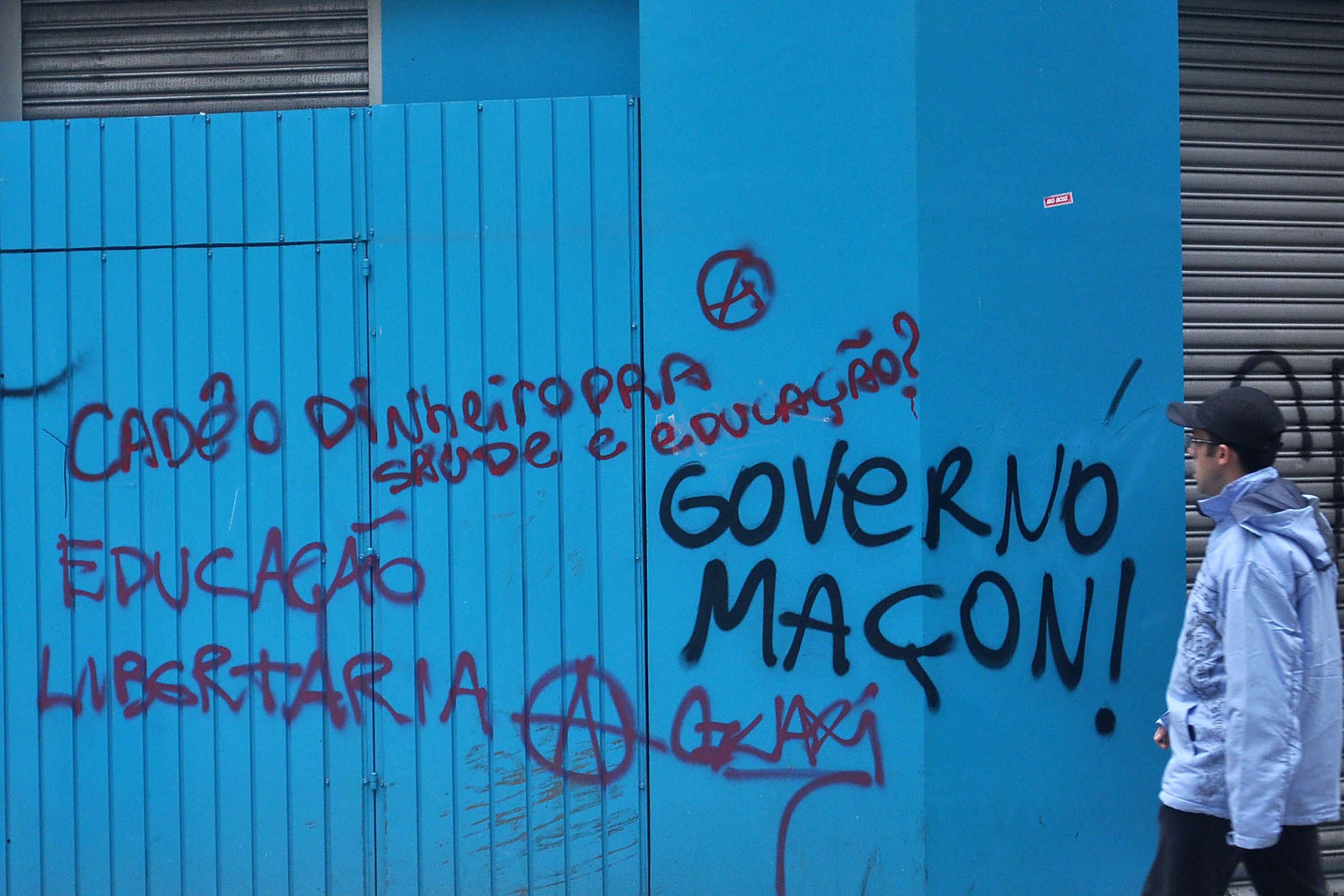 Em São Paulo, pichações também eram encontradas em diversas regiões do centro da cidade