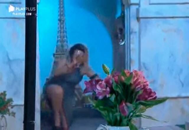 Thayse Teixeira

A influencer foi desfilar em uma das festas da décima primeira temporada, mas o salto alto não a ajudou e ela levou vários tombos, um atrás do outro! Mesmo assim, terminou seu desfile e curtiu muito a festa!