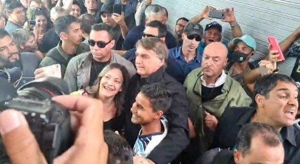 Bolsonaro cumprimenta eleitores na Feira do Guará