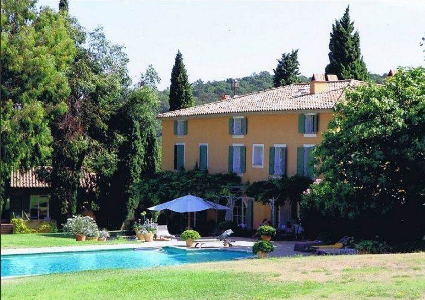 O novo morador ainda estará a alguns quilômetros do agitado balneário de Saint-Tropez