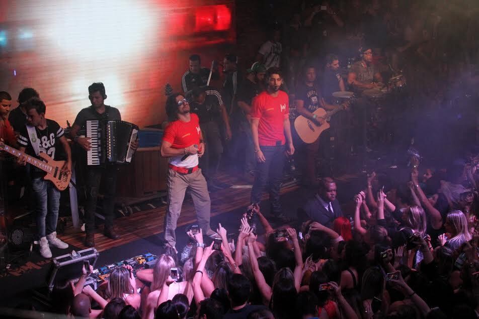 Na hora da música Bombeiro, a dupla trocou de roupa