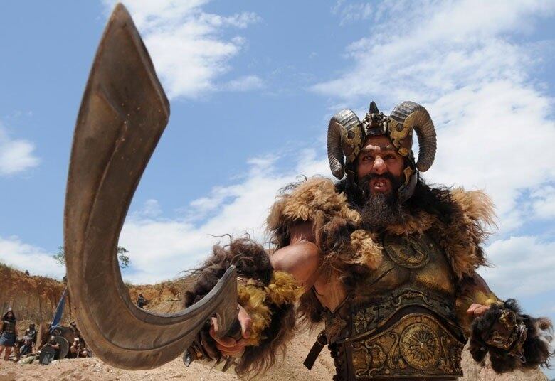 A história de Rei Davi está emocionante! No último sábado (2), o pastor de ovelhas demonstrou toda a sua fé ao enfrentar o temido gigante Golias, que, por dias, tentou humilhar o povo de Israel