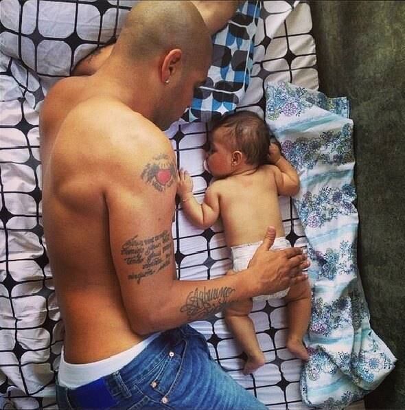 Longe do futebol, Adriano Imperador parece encontrar na companhia da pequena Lara, de cinco meses, a tranquilidade para ficar longe das polêmicas com baladas e mulheres