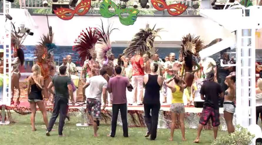 Integrantes assistem sambas da Mocidade Alegre