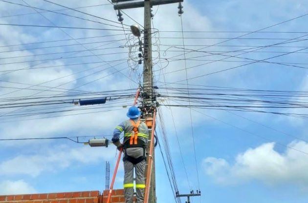 Fios caídos e descobertos podem representar perigo. A recomendação é não se aproximar, mesmo se achar ser de telefonia. Da mesma forma, é arriscado subir em árvores próximas à rede aérea. Objetos metálicos próximos também devem ser evitados