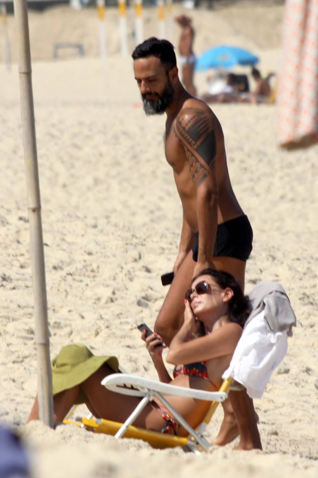 Nesta terça-feira (2), Carolina Ferraz aproveitou o sol para colocar o bronze em dia. Ela, ao lado do namorado, o médico Marcelo Marins colocou o biquíni e exibiu o corpão