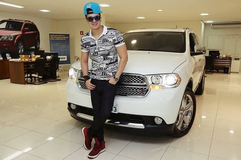 Luan Santana é um dos sertanejos que mais lucram no País. Como todo jovem, o teen aproveita sua fortuna para comprar alguns brinquedinhos (como esse carro da foto) e também adora viajar para lugares diferentes. Neste ano, o cantor passou as férias em Aruba