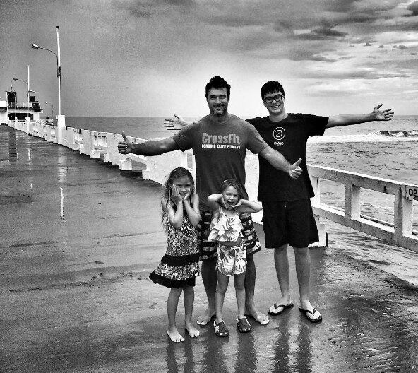 Encerrando a entrevista, não podemos deixar de falar sobre o paizão que Daniel é. Apaixonado pelos filhos, Luke, Marina e Angelina, de respectivamente 13, 6 e 4 anos, o modelo revela que gosta de ser pai.
— É o que mais gosto de fazer na vida! É a melhor coisa que já me aconteceu! Amo mais que tudo estar com eles. São meus anjos. Poder ver eles crescerem é quase que indescritível o tamanho da felicidade. Por eles, me tornei uma pessoa melhor