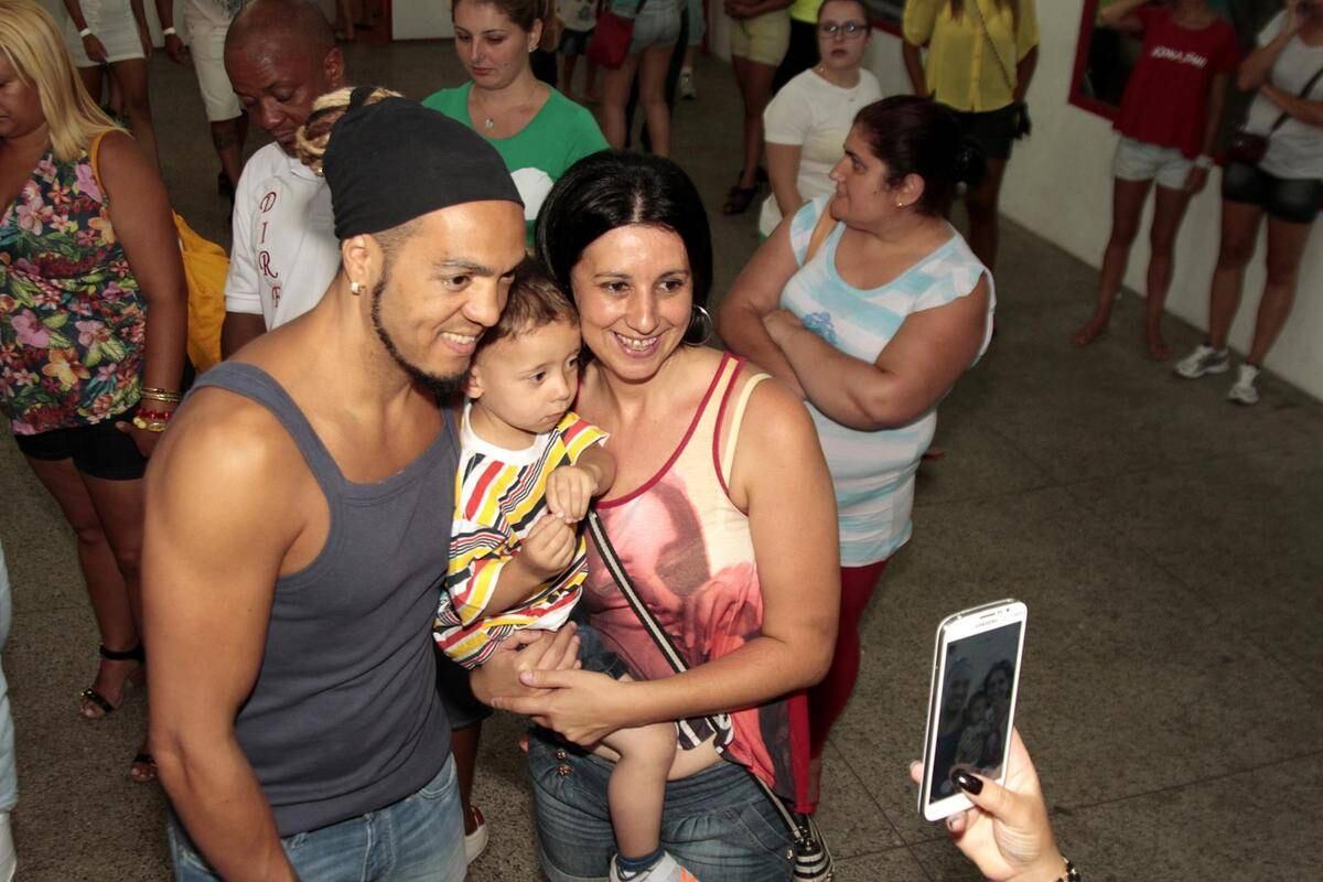 Enquanto isso, Belo foi assediado