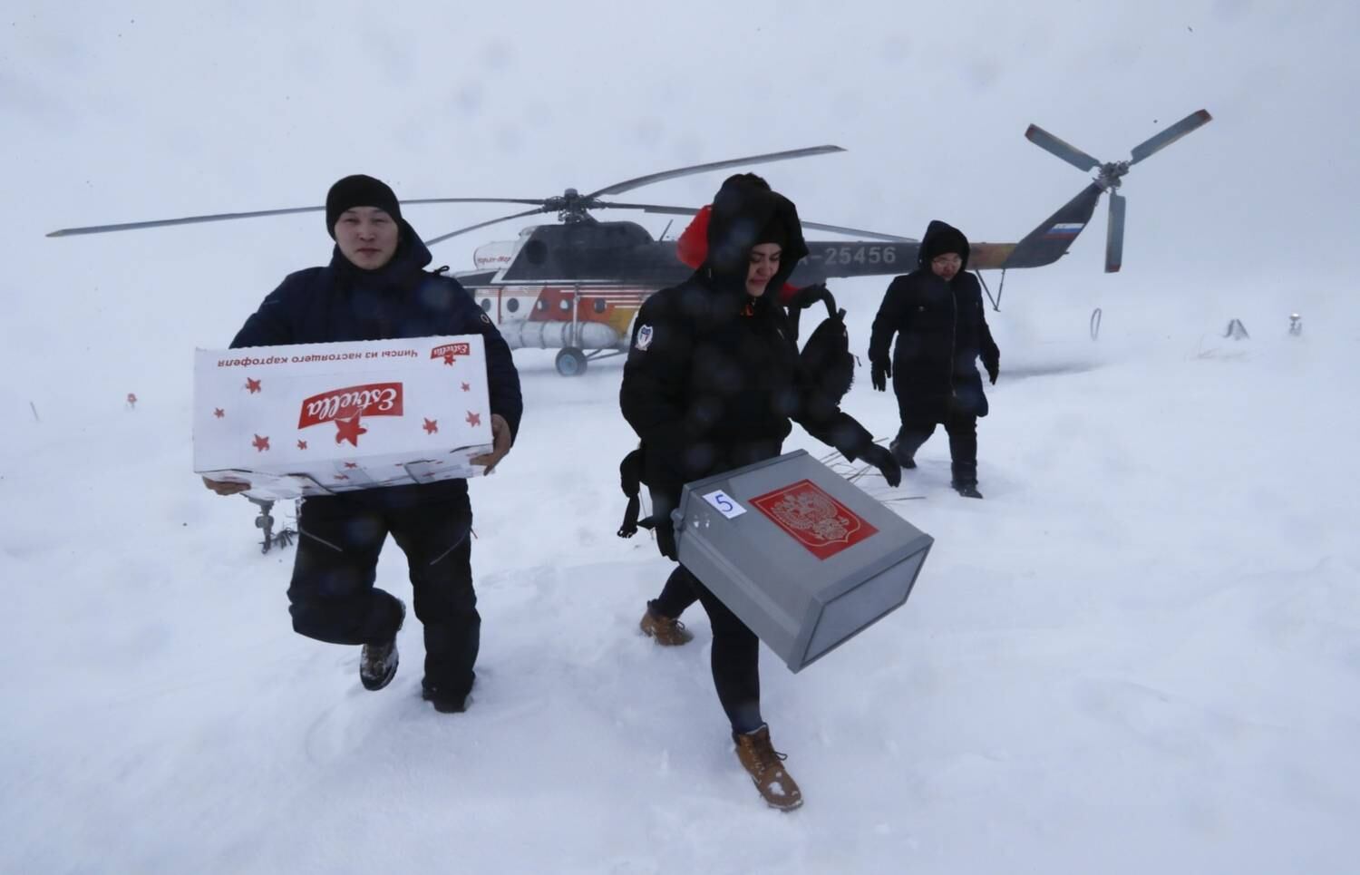 As eleições presidenciais da Rússia estão marcadas para acontecer no dia 18 de março, mas nos locais mais remotos do país, ela já está acontecendo. No assentamento na ilha do mar Pechora de Kolguyev, a comissão eleitoral da Rússia já estava levando as urnas para a população