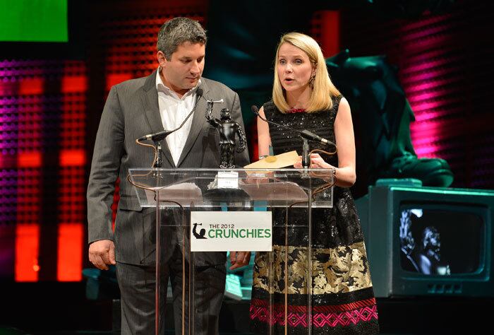 Para tentar dar um upgrade nos funcionários, ela deu um novo celular
para cada um. Podia ser iPhone 5, Galaxy S3, modelos HTC ou um Nokia
Lumia