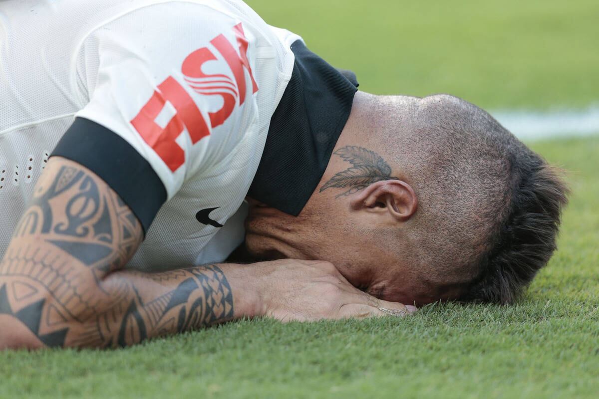 Para o Timão, o tempo é curto. O
contrato de Guerrero se encerra em julho e o jogador já pode assinar um vínculo
com outra equipe