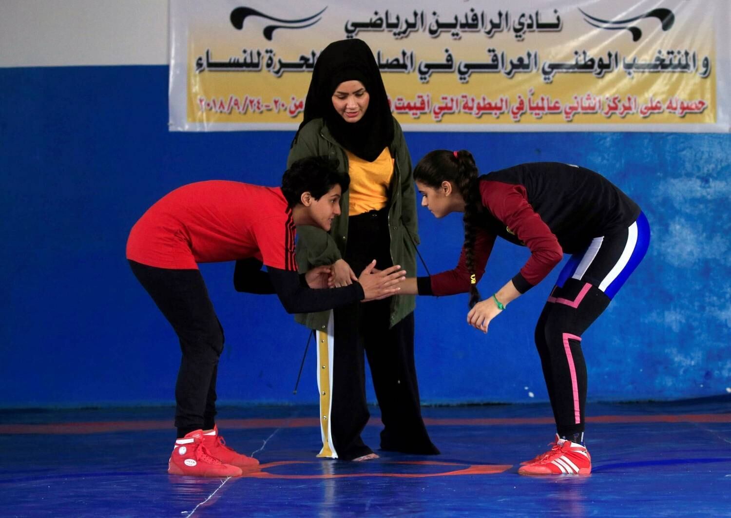 Dahler (em pé, vestindo cinza) conta que o mais difícil não foi encontrar meninas dispostas a lutar mas, convencer a sociedade de que seu trabalho não viola as tradições xiitas