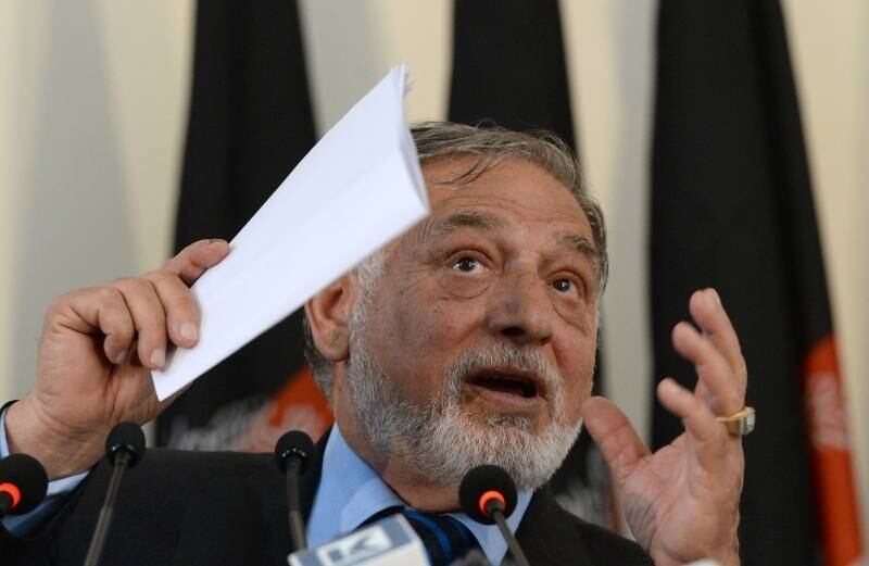 Candidatos que disputarão segundo turno das eleições presidenciais afegãs
são definidos. Os
candidatos Abdullah Abdullah e Ashraf Gani concorrerão à vaga no dia 14 de junho, anunciou nesta
quinta-feira a Comissão Eleitoral (IEC). 

Abdullah obteve 45% dos votos e Gani
31,6% no primeiro turno, que aconteceu no dia 5 de abril, por isso que
disputarão o segundo por nenhum candidato ter superado 50% dos votos, disse o
diretor da IEC, Ahmad Yousef Nuristani (foto).

As eleições são realizadas em um momento em que as tropas da Otan no
Afeganistão estão em pleno processo de retirada e transferem gradualmente as
competências de segurança para a Polícia e para o Exército afegãos. 