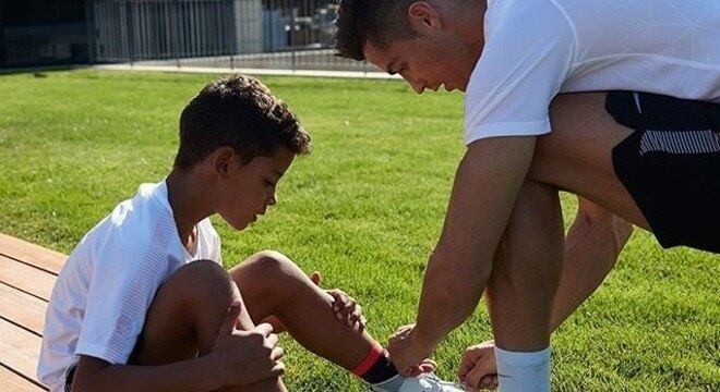 Cristiano Ronaldo Jr. e o pai dividem paixão pelo futebol