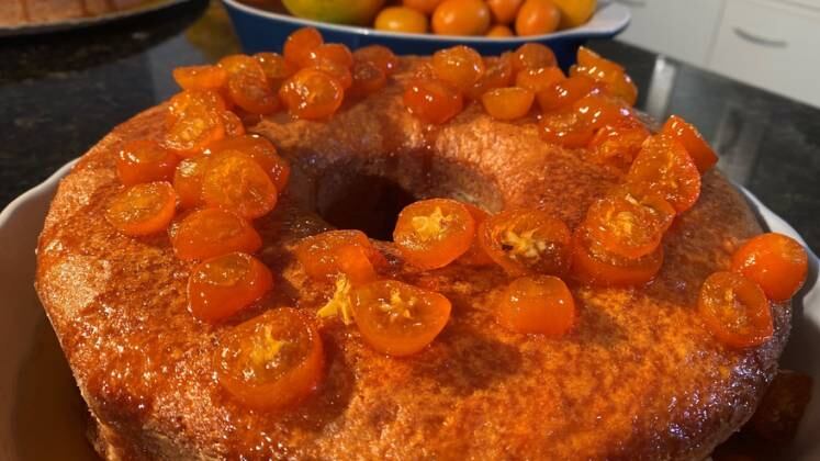 Bolo laranja Kinkan 

Ingredientes:
3 ovos
1 xícara de chá de açúcar
1 xícara  de óleo
1/2 xícara  de leite
1 colher de margarina ou manteiga
2 xícaras de farinha de trigo
1 colher (sopa) de fermento em pó
1 1/2 xícara de laranjinha kinkan cortada e sem sementes

Calda
1 1/2 xícara de açúcar refinado
1 1/2 xícara de água
1 xícara de laranja kinkan fatiada bem fininha 

Modo de fazer:
- Unte uma forma com margarina e farinha de trigo;
- Ligue o forno, deixe na temperatura média 180°;
- Enquanto aquece, prepare o bolo;
- Bata no liquidificador os ovos inteiros, as laranjinhas kinkan, açúcar, margarina, leite e o óleo por cinco minutos. Depois, coloque a farinha de trigo e mexa mais um pouco até ficar uma massa cremosa, por último, o fermento em pó;
-Leve ao formo por aproximadamente 40 minutos. Para saber se está assado, espete o bolo com um palito, que deve sair limpo;

Calda
- Aqueça numa panela o açúcar quando derreter coloque a água e quando estiver tudo dissolvido, ainda aguado (ponto fio fino), coloque uma xícara de laranjinhas fatiadas fininhas e sem sementes;
- Deixe engrossar um pouco, mexa de vez em quando;
- Quando engrossar e ficar espumando, pode desligar. Não deixe muito ralo e nem grossa;
- Pode desenformar o bolo morno e coloque a calda e as laranjinhas por cima;