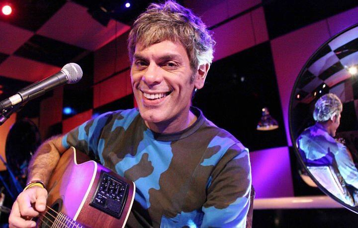 10º lugar: Roger Moreira (2,43%)
O vocalista do Ultraje a Rigor resolveu comprar briga com a internet em 2014! Roger Moreira teve opiniões controversas sobre a ditadura e muitos outros assuntos. Por isso, ganhou um espacinho na lista de mala do ano!
