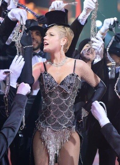 Reviver personagens inesquecíveis é uma fantasia sempre muito legal. Brincos e colares, somados a um look cheio de brilho e elegância, podem te transformar na Marilin Monroe em "Diamonds Are A Girl's Best Friend", música que ficou conhecida por causa do filme americano Os Homens Preferem as Loiras (1953)