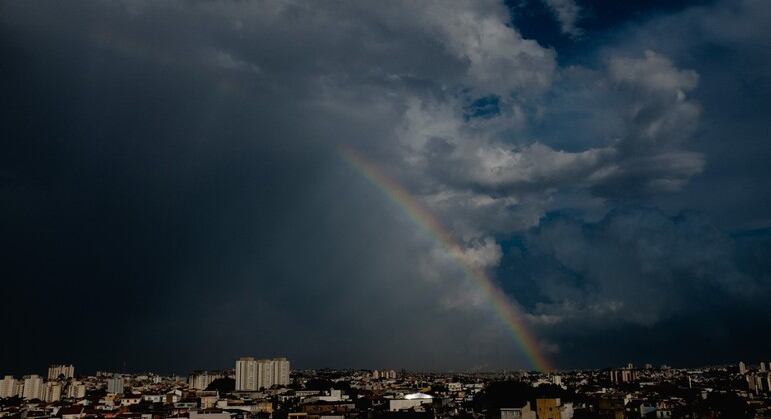 Estão previstas pancadas isoladas de chuva para esta tarde de domingo (14)