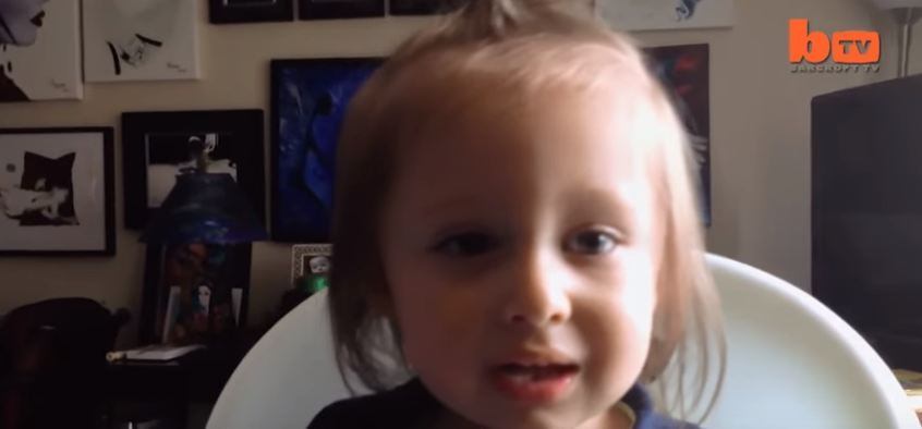 A vocação de Ramses para utilizar porções gigantescas do próprio cérebro foi detectada ainda criança. Aos 13 MESES ela já falava russo, como mostra uma gravação feita pela mãe dela onde as duas moram, na Califórnia