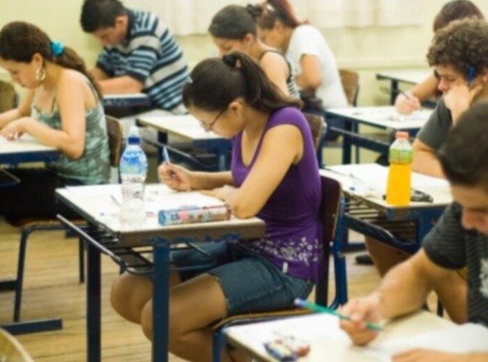Estudantes realizam a prova