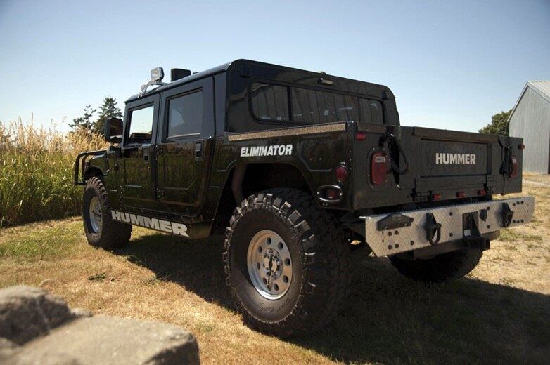 O modelo ficou conhecido pelas missões militares nos EUA. Na verdade, seu nome original era High Mobility Multipurpose Wheeled Vehicle, HMMWV, ou Humvee, que é mais ou menos o som dessa sigla quando lida como uma palavra, e sua versão civil, o Hummer H1, também chamado de HMC. Ufa, tantos nomes