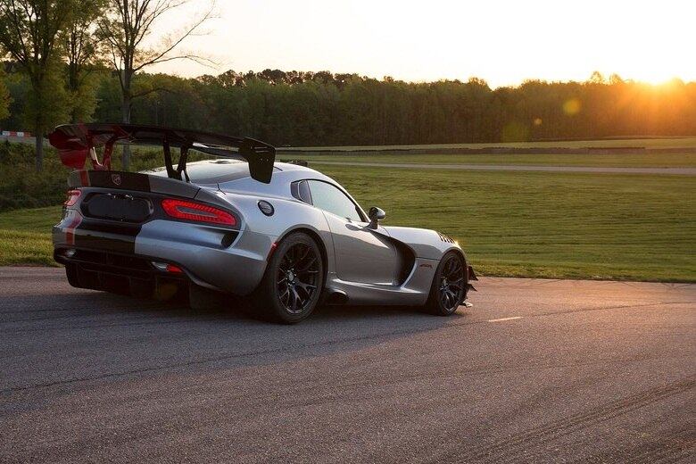 O modelo foi homologado para circular nas ruas. De acordo com a montadora, o Viper ACR é o carro que mais produz força aerodinâmica em linha de produção — a 283 km/h, ele exerce mais de uma tonelada pressão