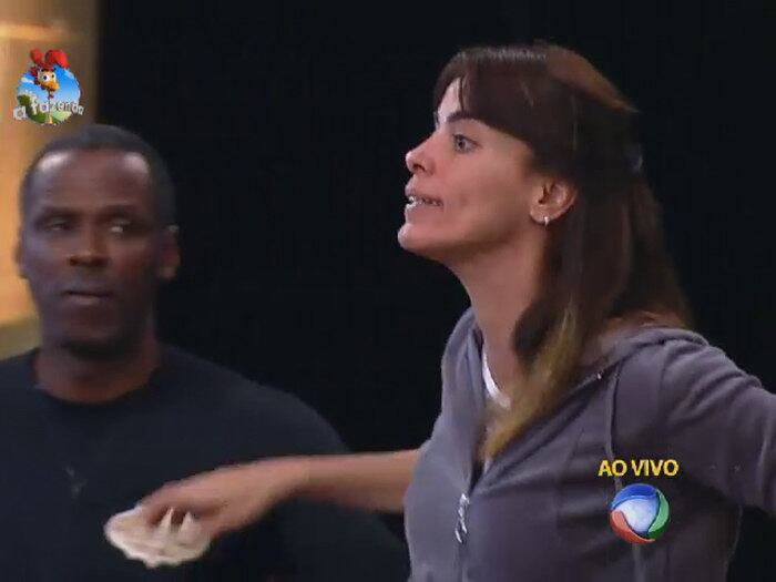 Inconformada com as justificativas de alguns e, principalmente com a atitude de Roy, negando não ter envolvimento com a questão da comida, a Fazendeira da semana gritou, chamando-o de falso e dissimulado. Em seguida, Helô desabou e começou a chorar de raiva
+ Roy, Marlos e Robson são indicados para a Roça
+ Sortuda! Andréia leva carro 0KM