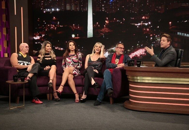 As atrizes Mari Alexandre, Cacau Colucci e Adriana Ferrari, que fizeram parte da Escolinha do Barulho, produção da Record TV, também participam do bate-papo e revelam muitas curiosidades dos bastidores das gravações
