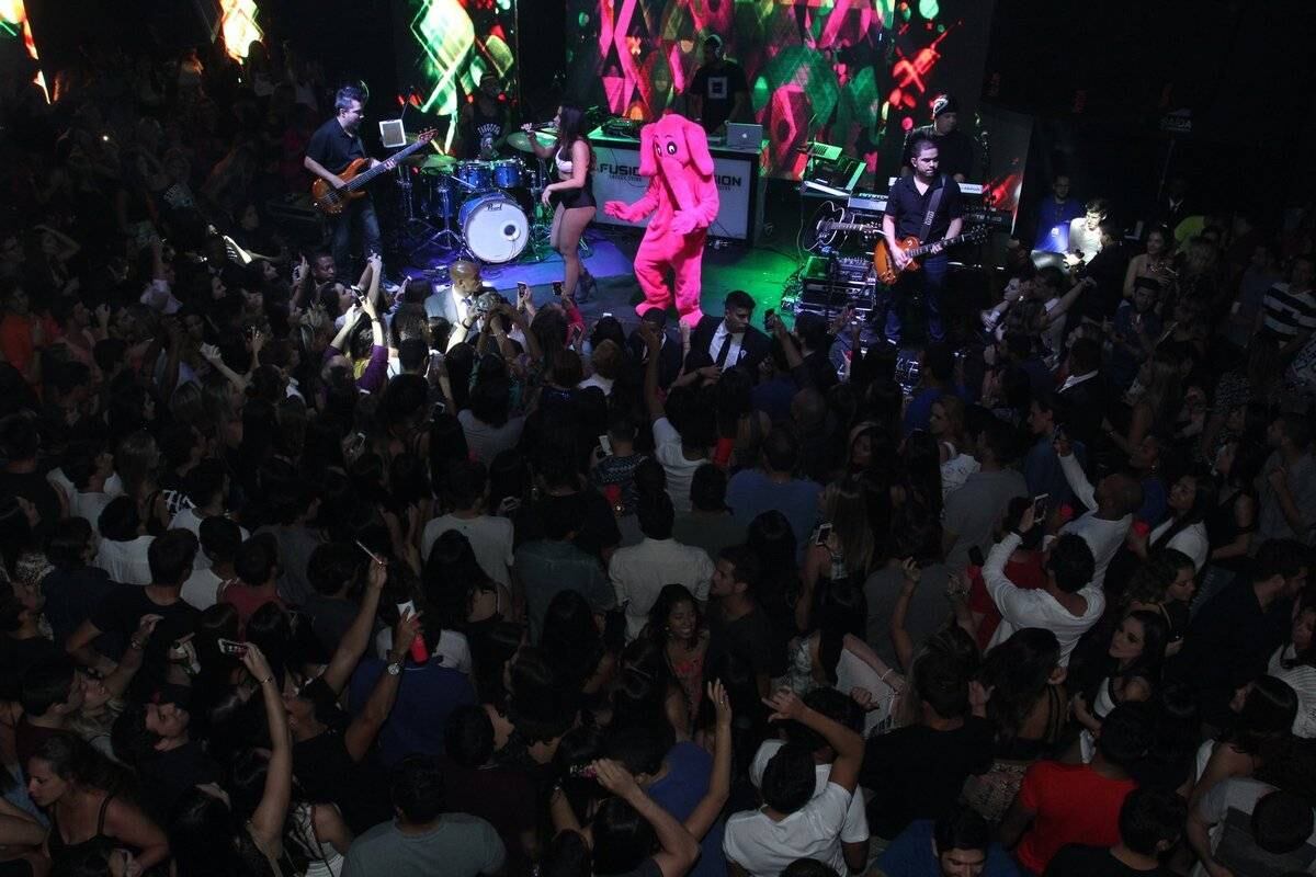 Que corpão! Anitta abusa do rebolado e sensualiza em show no Rio de Janeiro