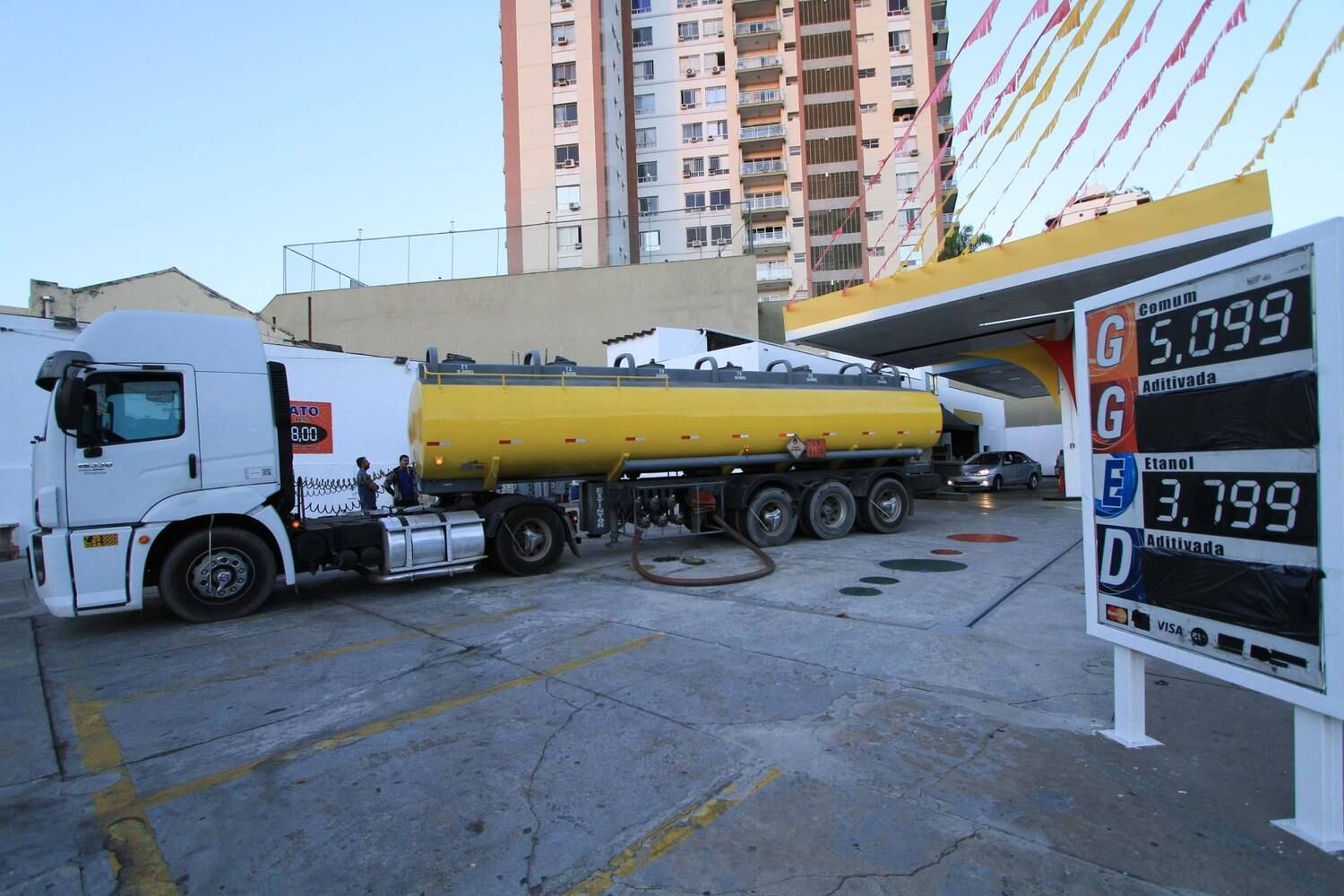 Continua a valer permissão para circulação de caminhões-tanque na cidade