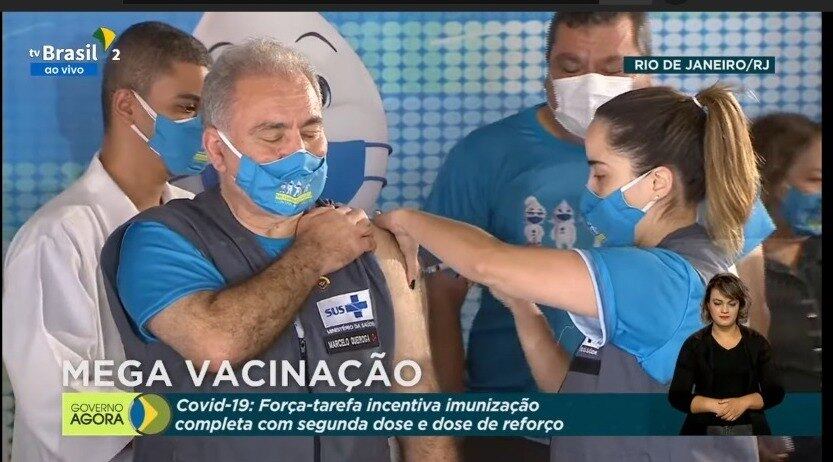 O ministro da Saúde, Marcelo Queiroga, foi vacinado com a dose de reforço neste sábado (20)