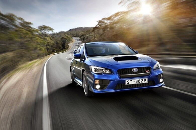 

Visual esportivo salta aos olhos do carro, que tem a
dianteira marcada pela ampla entrada de ar no capô, grade hexagonal,
para-choques recortados e faróis com formato "olhos de falcão",
segundo a montadora



Saiba tudo sobre carros! Acesse www.r7.com/carros