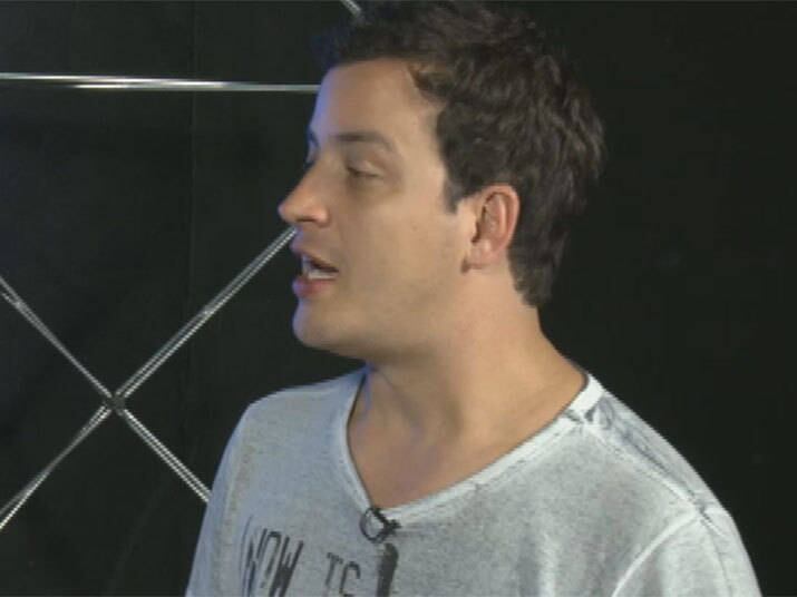 É fácil encontrar homens para participar do
programa? 

— Não é fácil. Os
homens que participam do Me Leva Contigo tem primeiro quebrar a ideia de que
vão ser zoados. Acho que há uma resistência maior do homem. A mulher está
protegida naquela esfera de 30 amigas. Elas vão, elas que selecionam, elas que
dão as cartas
+ Vídeo: Rafael Cortez responde a perguntas dos internautas sobre o Me Leva Contigo

+ Vídeo: Samuel é apontado como 'xavequeiro' e perde chance com candidatas

+ Vídeo: Caio mostra talento em rap e é disputado por pretendentes
