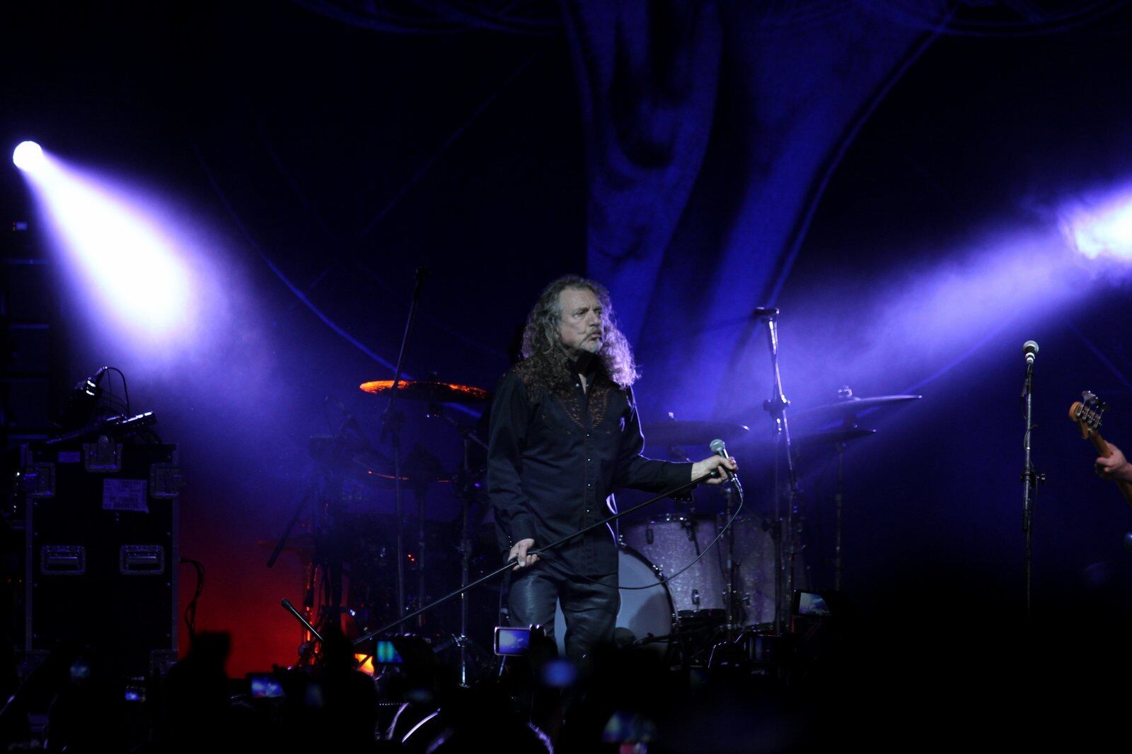Robert Plant se apresentando no Rio de Janeiro, nesta terça-feira (24)