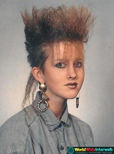 É que pelo ângulo da foto não dá pra sacar, mas no meio desse penteado tem um laguinho japonês onde vive uma pequena carpa cuja vida é bem miserável, coitada