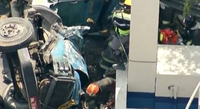 Uma das vítimas ficou presa sob a cabine do veículo