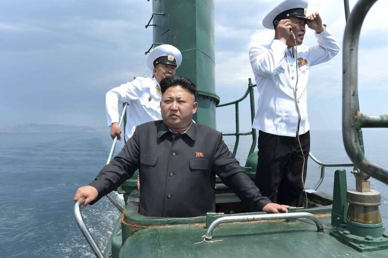 O líder norte-coreano Kim Jong
Un posa em torre de vigia de submarino norte-coreano
durante inspeção do Exército Popular da Coreia