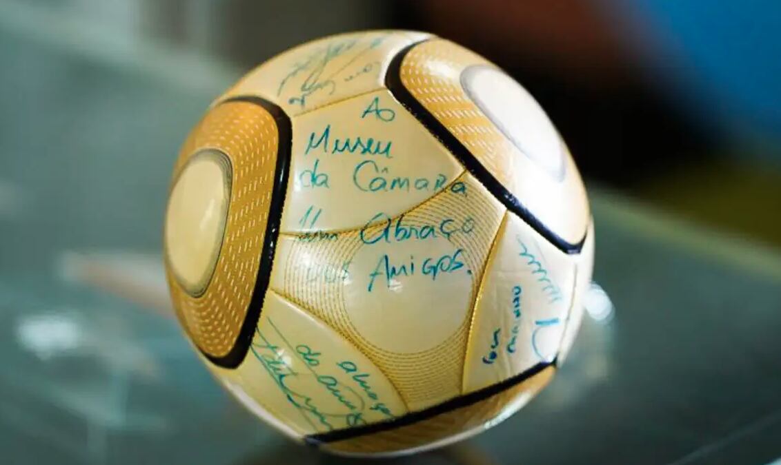 Bola autografada por Neymar foi furtada nos atos do 8/1