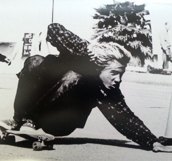 O usuário sickmind publicou esta foto do skatista ainda jovem.

— Estamos de luto! @jboyadams faleceu hoje aos 53 anos de ataque cardíaco! Membro original dos Z-Boys e Dogtown, era uma das maiores influências para nós! Obrigado por tudo que fez e representou para o Skate! RIP!