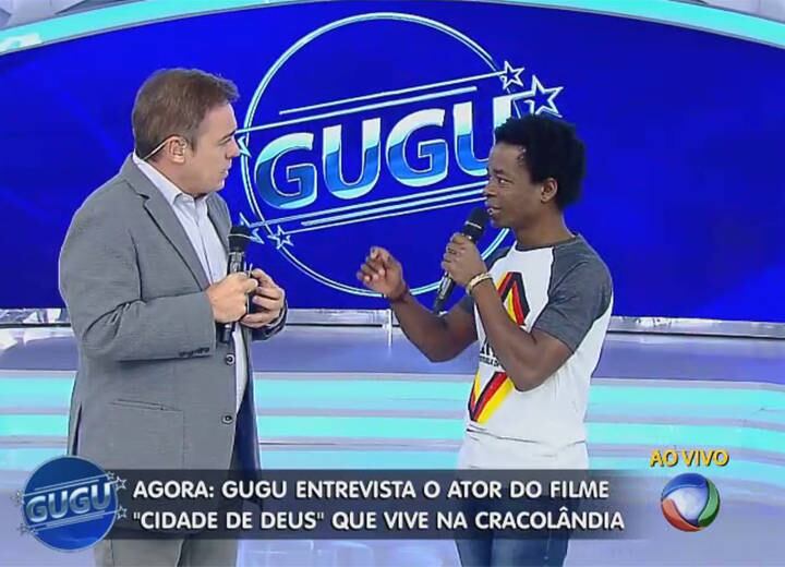 Gugu: Você saiu hoje da Cracolândia. Daqui até o dia do seu
embarque, o nosso programa vai ficar responsável por você ter um lugar para
ficar. Quero você distante, hein! Não vai ter volta, né?
Rubens: Não. Muito obrigado Brasil. Valeu, Gugu!
+ Personagens que emocionaram no Domingo Show fazem surpresa para Geraldo Luís
+ Anão humorista? Marquinhos imita Geraldo Luís contando histórias de vida
+ Gugu está no Facebook! Curta
+ Siga o perfil da atração no Twitter