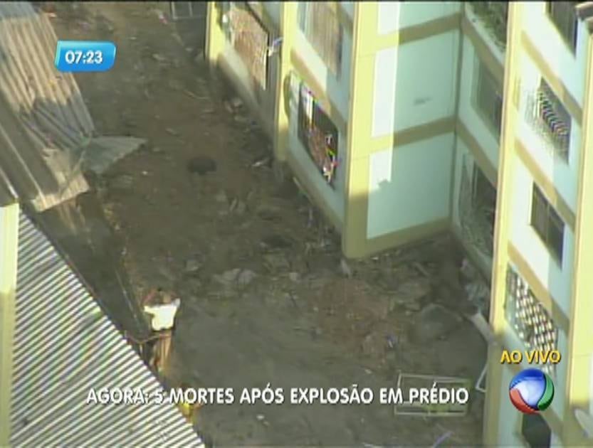Agentes
fazem perícia dentro do edifício, que foi evacuado