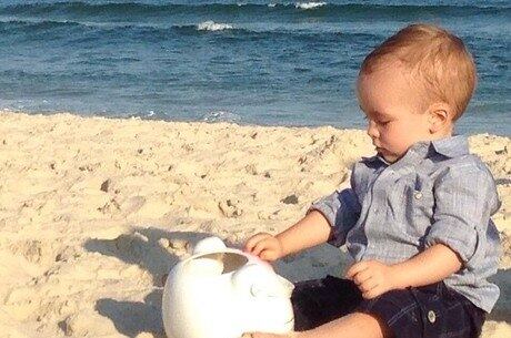 Ana Hickmann compartilha foto de Alê Jr. na praia