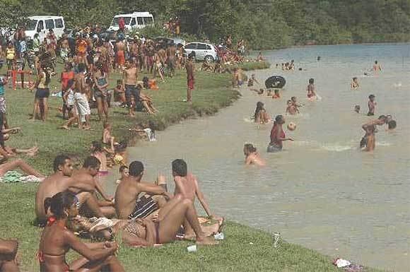 A onda de afogamentos começou ainda no início do verão, no final de dezembro do ano passado. Na lagoa Várzea das Flores, em Betim, na Grande BH, os militares resgataram o corpo de Carlos Glauber Oliveira Santos, de 25 anos, que ficou horas desaparecido
