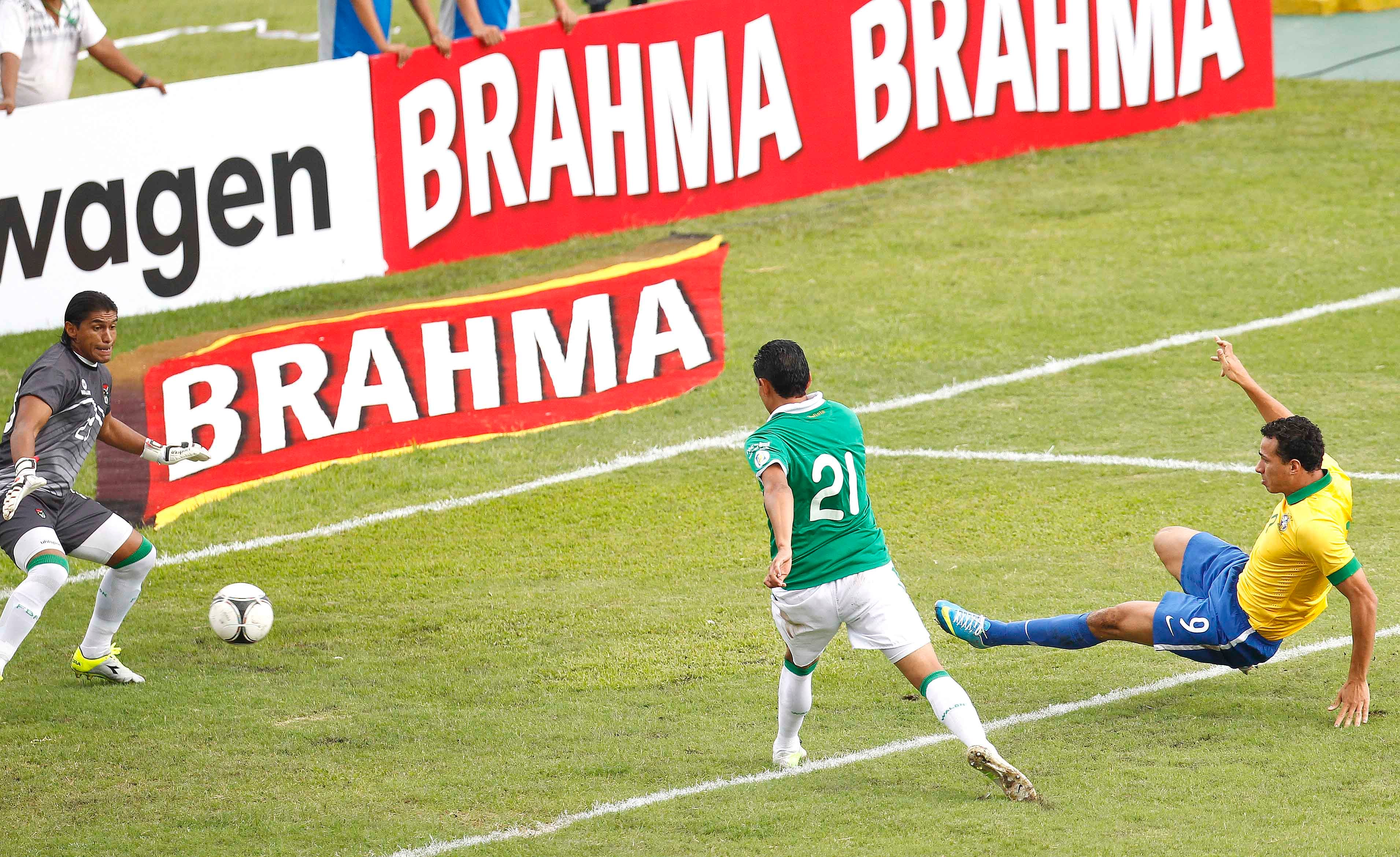 O Brasil foi à forra no combinado contra a Bolívia, quarto jogo do ano. Com apenas jogadores que atuavam no País, o time verde-amarelo não se importou com a torcida contra em Santa Cruz de la Sierra e conseguiu sua primeira vitória no ano: 4 a 0 no amistoso em homenagem ao menino Kevin Espada. Leandro Damião fez um dos gols