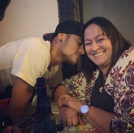 Quem também recebeu o carinho do atacante foi Nadine, mãe do jogador. Neymar não perdeu tempo e compartilhou com os fãs do Instagram o momento em família