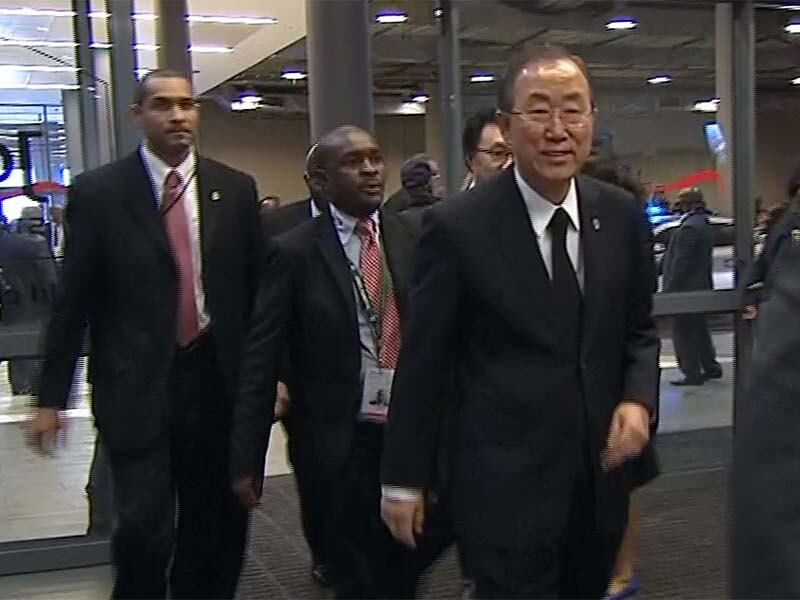 O Secretário-Geral das Nações Unidas, Ban Ki-moon, chega à cerimônia. Ele também está escalado para fazer um discurso de despedida
Leia mais: Horror e vergonha: veja as imagens mais chocantes do apartheid na África do Sul