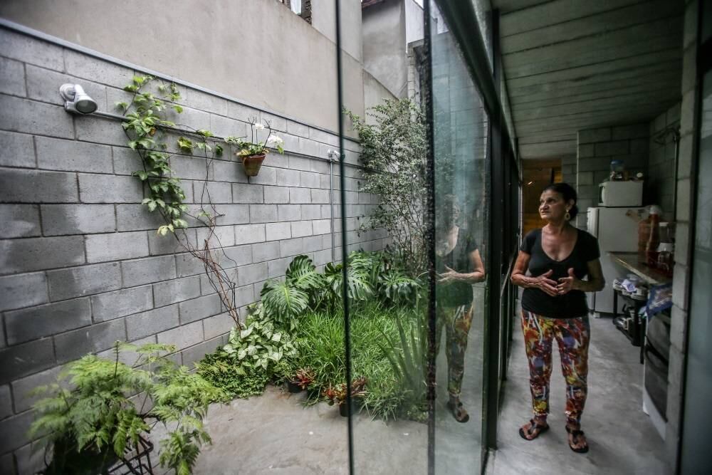 "Nesse tempo todo, guardei cada moedinha que sobrava porque um dia queria ter uma casa boa."O dinheiro nunca chegava. Mas a iminente ruína de sua residência, na Vila Matilde, zona leste de São Paulo, fez com que o filho, o vendedor Marcelo Borges Ramos, de 41 anos, a convencesse de que não dava mais para esperar: os R$ 150 mil que ela conseguira guardar precisariam bastar para a casa nova